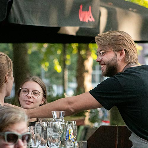 Afwas / foodrunner Wil jij in een jong team werken en ben je beschikbaar in het weekend voor 1 of 2 dagen per week? Kom bij ons helpen in de keuken en leer hoe het er achter de schermen aan toegaat. Bij Hofman krijg jij minimaal betaald als 20-jarige en kun je doorgroeien tot horecaprofessional