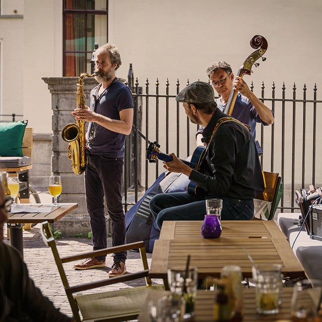 Jazzbende Op zondagmiddag kan je van 15:00 tot 18:00 bij Hofman genieten van live Jazz muziek. In de zomer luister je mee op ons terras. Met kouder weer verhuisd de band naar binnen. Sluit jouw weekend goed af onder genot van een drankje en de fijnste deuntjes van Jazzbende.